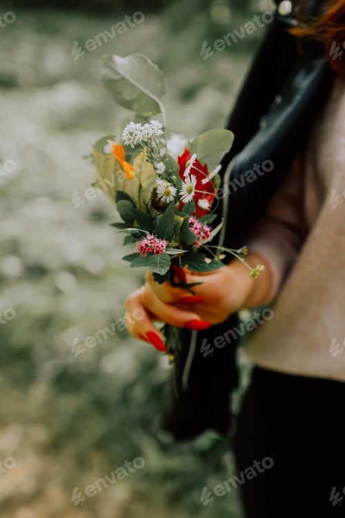 Preview: girl with a bouquet of flowers