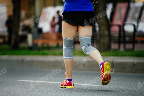 Preview: woman runner with knee pads