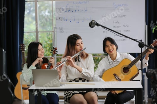 Visualização: estudante aprendendo música clássico com aula on-line, transmissão ao vivo, mídia, vídeo, aula de música