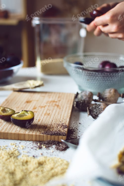 Preview: Stoning plums for baking