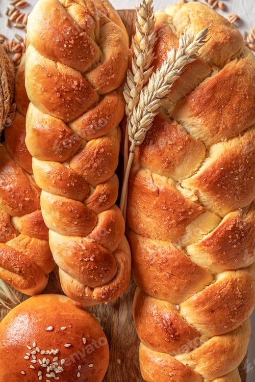 Preview: Golden buns and challahs for perfect and healthy breakfast.