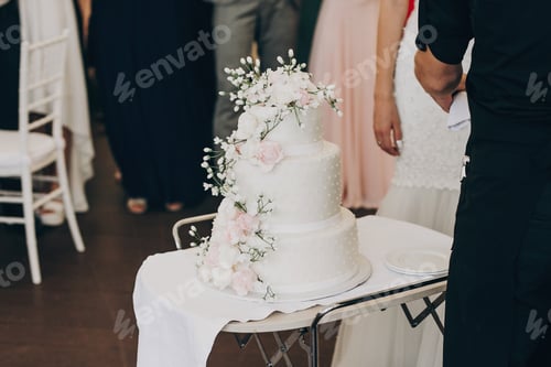 Preview: amazing white wedding cake with flowers