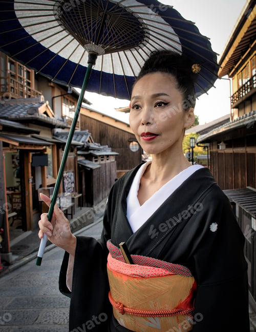 Preview: Asian woman with kimono walking at Yasaka Pagoda in Kyoto