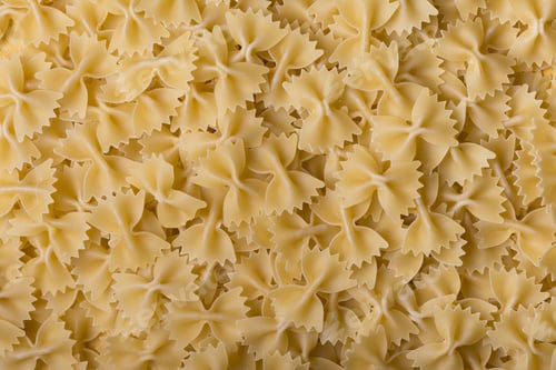 Preview: Top view of a pile of raw farfalle pasta