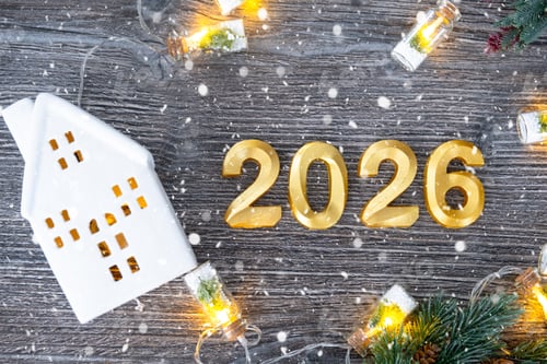 Visualização: Números dourados do Ano Novo de 2026 e chave da casa com pequena forma de casa em cinza festivo