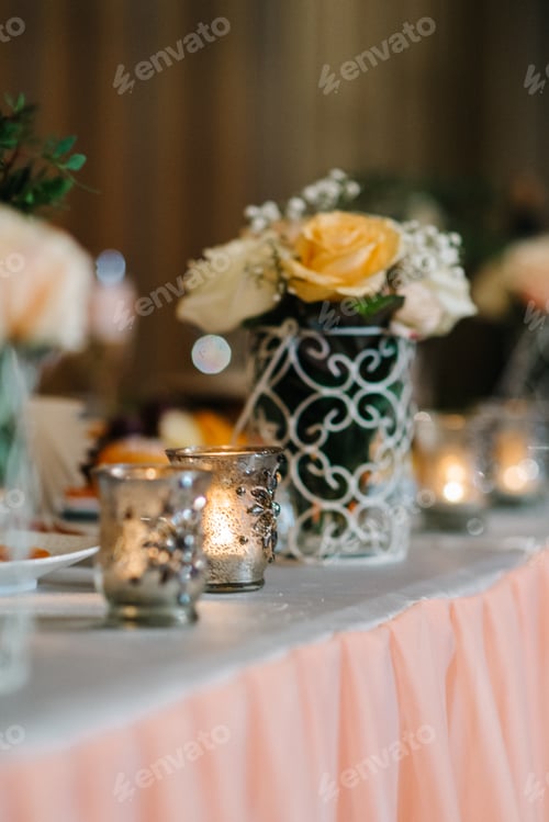 Preview: elegant wedding decorations made of natural flowers