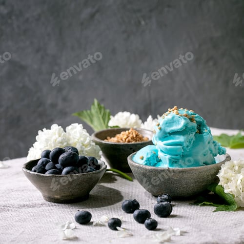 Preview: Turquoise ice cream in waffle cones