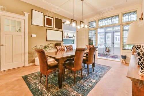 Preview: Spacious dining room