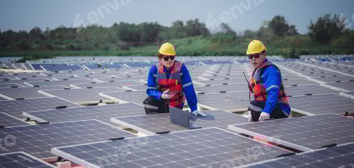 Vista previa: Los ingenieros de software actualizan la aplicación de energía. Uso del monitoreo en tiempo real en cultivos solares flotantes.