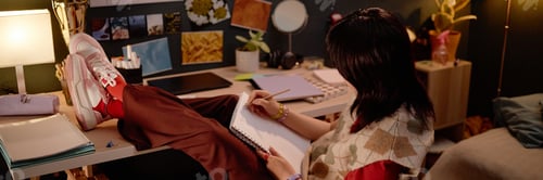 Preview: Header Image of Girl Drawing in Cozy Home Workspace