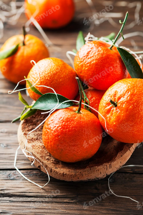 Preview: Sweet italian mandarins on the wooden table
