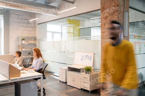 Visualização: Pessoas que trabalham em um escritório moderno de espaço aberto