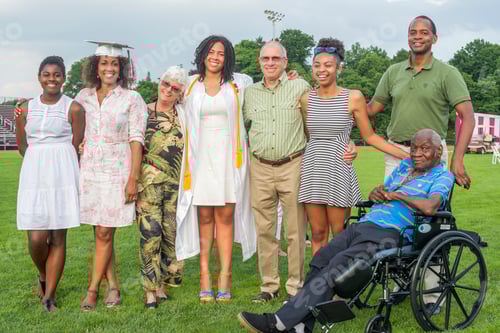 Visualização: Adolescente com pais e avós na cerimônia de formatura