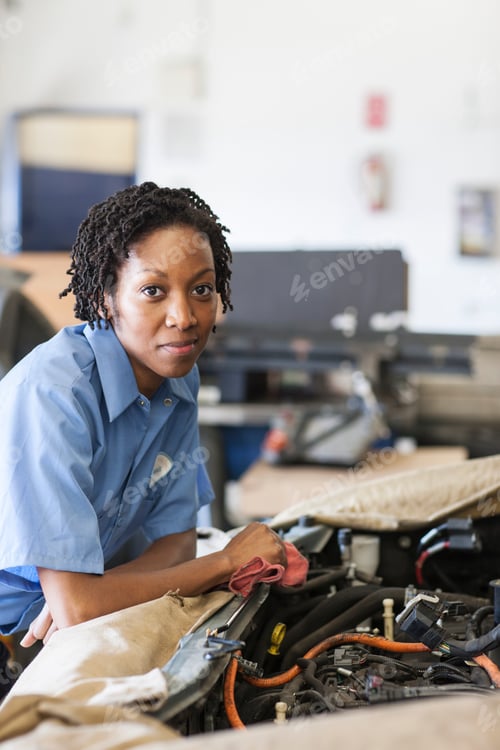 Preview: Portrait of smiling black female mechanic in auto repair shop