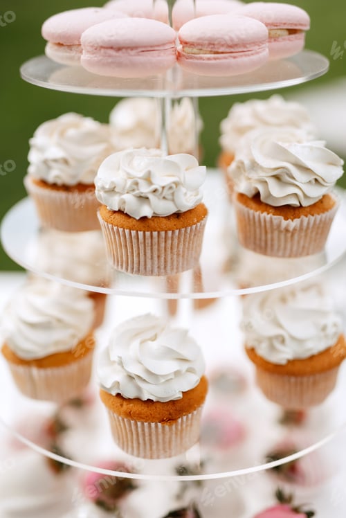 Preview: welcome buffet with alcohol and cupcakes