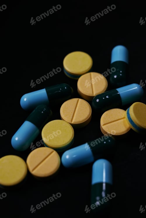 Vista previa: Pill and drug on black background