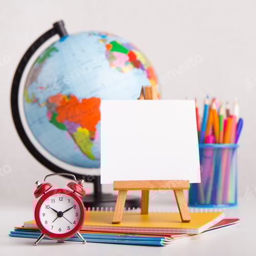 Visualização: Close-up de cavalete e papelaria de escritório em fundo branco