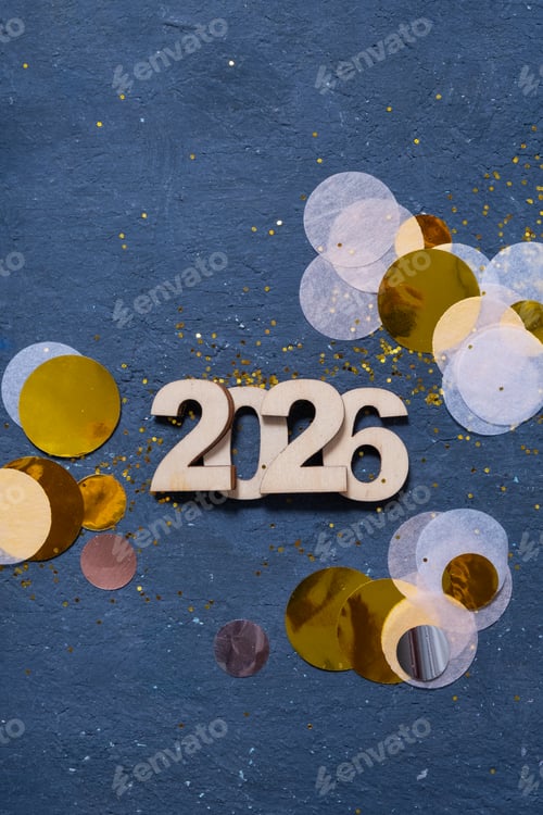 Visualização: Comemoração do ano novo de 2026 com decorações festivas e confetes brilhantes em fundo azul vibrante