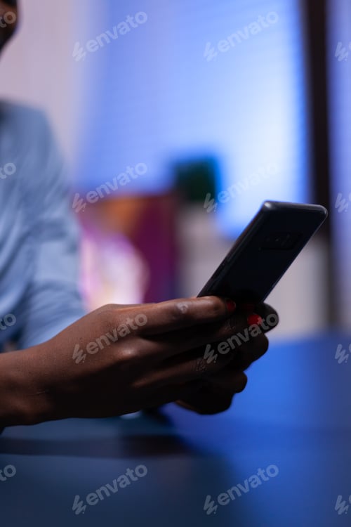 Preview: Close up of african business woman using smarthphone