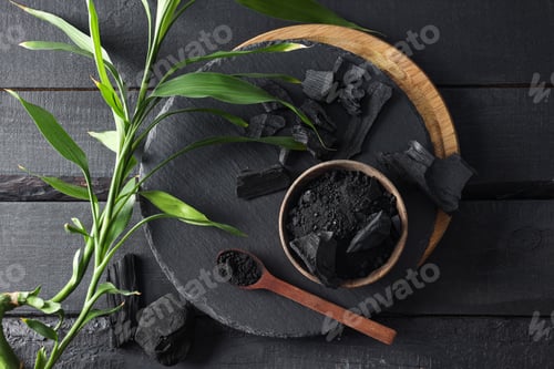 Preview: Natural charcoal and powdered charcoal on dark wooden background