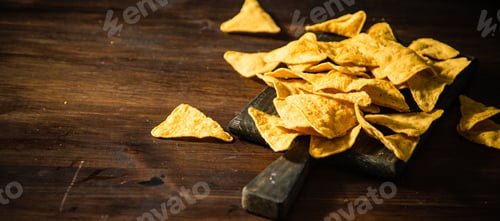 Preview: Corn chips with avocado sauce.