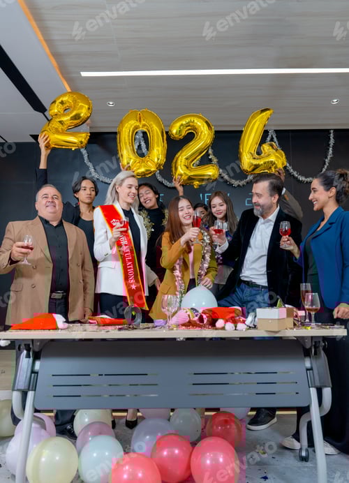 Visualização: Imagem vertical de homens e mulheres de negócios multiétnicos curtindo a festa de ano novo de 2024 junto com aplausos