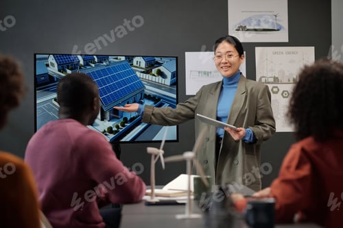 Preview: Woman presenting project to colleagues