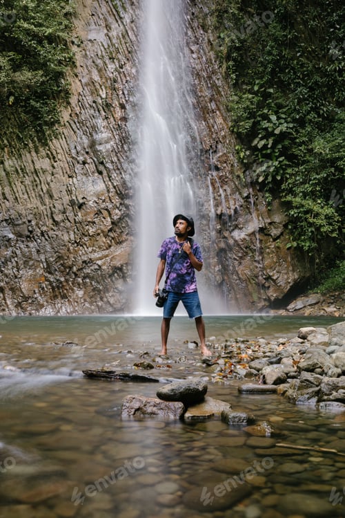 Preview: photographer standing at the waterfall before shooting