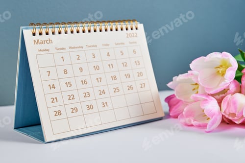 Preview: Calendar and flowers close up
