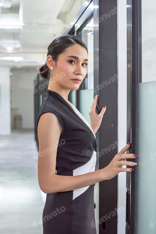 Preview: portrait confident young asian business woman in modern office