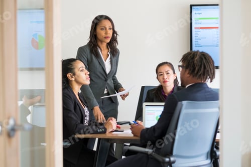 Preview: Businessman and businesswomen sitting in office, having discussion
