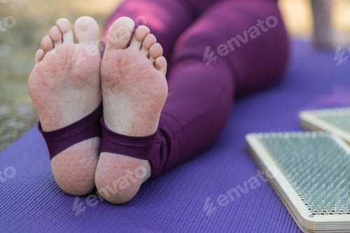 Preview: Close up of woman's legs after standing on sadhu board