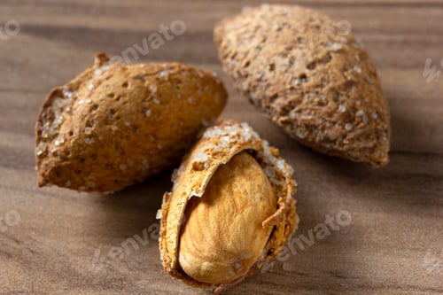 Preview: roasted, shelled and salted almonds