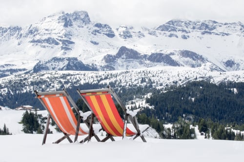 Preview: two colored deckchairs are installed on the fresh snow