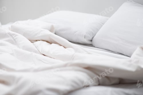 Vorschau: selektiver Fokus des Bettes mit weißen Kissen und Decke
