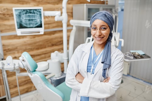 Preview: Smiling Female Dentist in Office