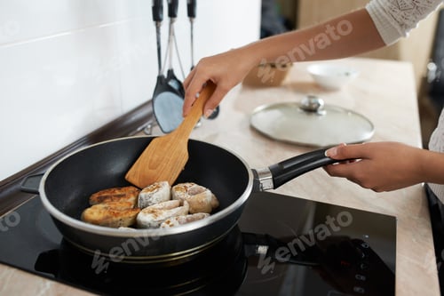 Preview: girl in the kitchen fry tasty fish pan