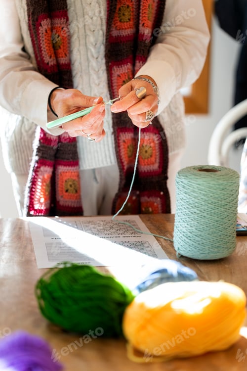 Preview: Woman crocheting yarn at a crochet club