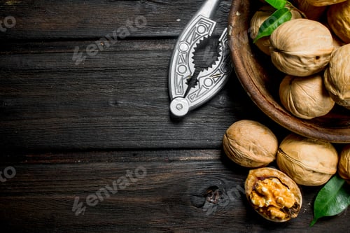 Preview: Shelled walnuts with a Nutcracker.