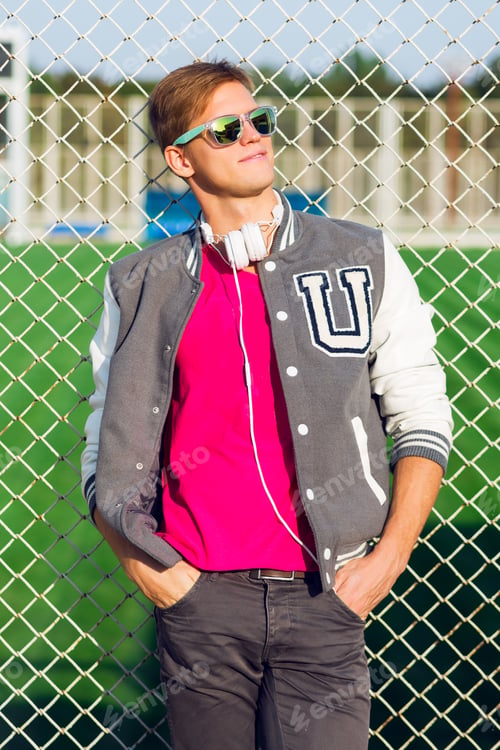 Preview: Outdoor fashion portrait of guy in stylish sportive outfit