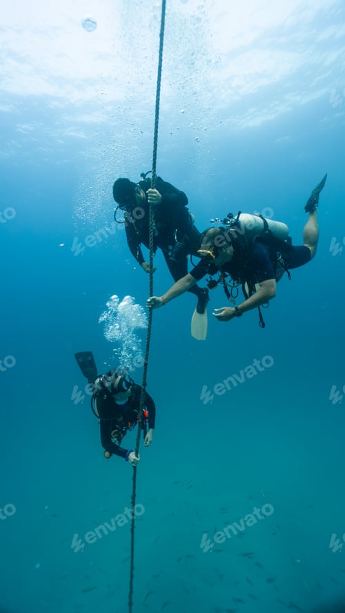 Preview: three divers practicing a very safe descent