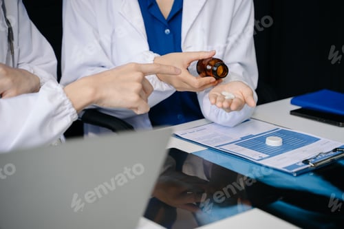 Visualização: Os médicos explicam o uso de medicamentos aos pacientes. Conceito médico e de saúde.