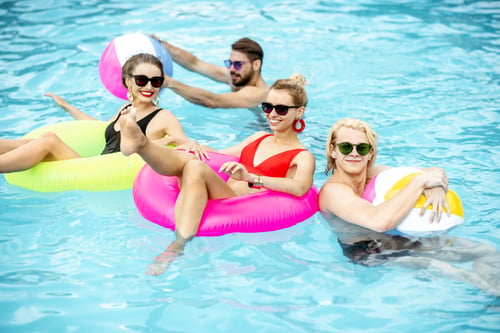Preview: Friends in the swimming pool