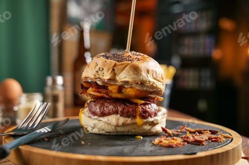 Preview: Burger in a pub