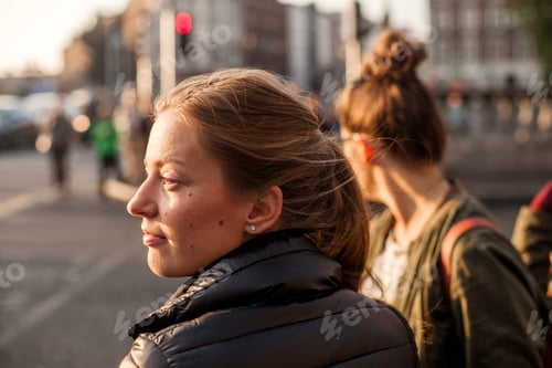 Preview: Rear view of thoughtful woman looking away on city street