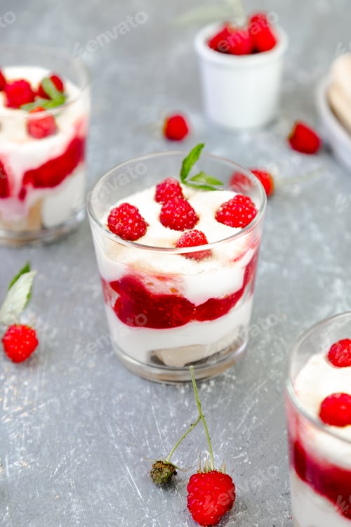 Preview: Tiramisu with raspberry in glasses