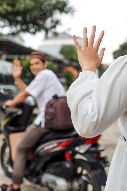 Preview: Close up of woman hand waving hand to wife