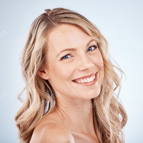 Preview: Beautiful Woman with Wavy Hair and Bright Smile