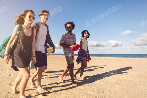 Preview: Group of smiling friends in sunglasses