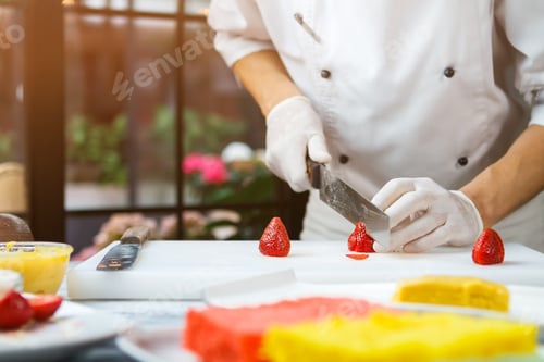 Preview: Hand with knife cutting strawberry